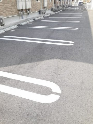 シエロアズール　Ａの駐車場|車をお持ちの方に嬉しい駐車場付きの物件です
