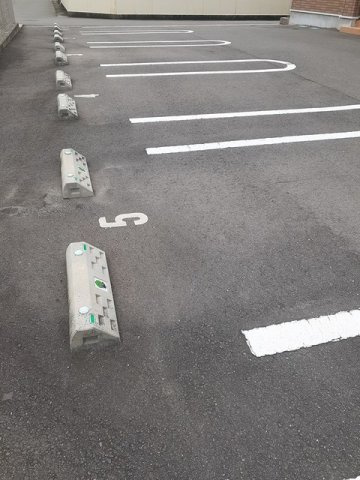 クラール　安宅Ｂの駐車場|車をお持ちの方に嬉しい駐車場付きの物件です