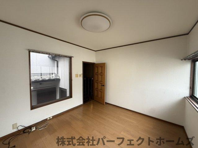 宇山町戸建の洋室|落ち着いた色調の洋室です