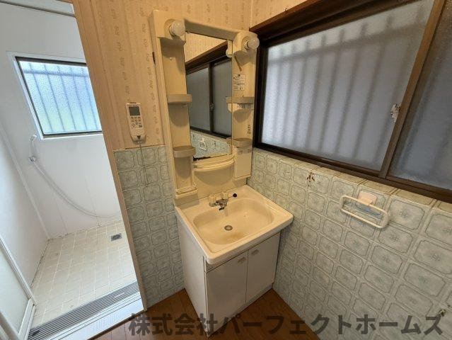 宇山町戸建の独立洗面台|朝の身支度には欠かせない独立洗面化粧台
