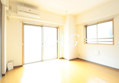 【居間・リビング】 | シンフォニーコート | 洋室のお部屋です。