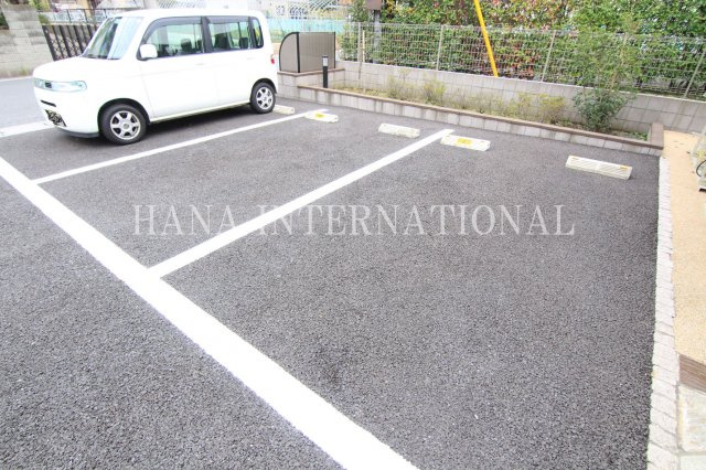 レオネクストシュエットフルール  の駐車場