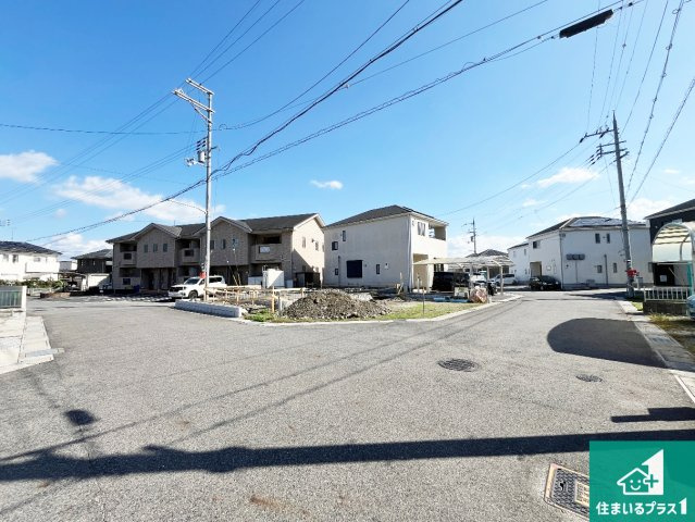 愛知郡愛荘町長野　第9期　新築一戸建ての前面道路含む現地写真|周辺は落ち着いた街並みの住宅地！子育てがしやすい住環境です！まだ未完成ですが、現地でしかわからない事もございます。是非一度ご覧ください。