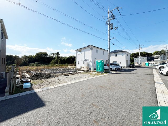 愛知郡愛荘町長野　第9期　新築一戸建ての前面道路含む現地写真|周辺は落ち着いた街並みの住宅地！子育てがしやすい住環境です！まだ未完成ですが、現地でしかわからない事もございます。是非一度ご覧ください。