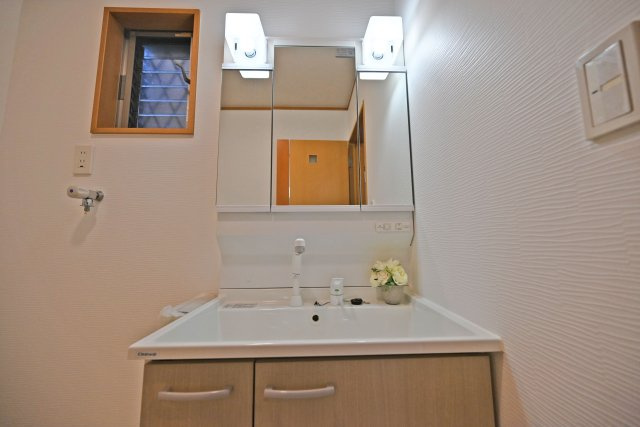 寝屋川市平池町中古一戸建て│4LDK＋駐車1台可の独立洗面台|3面鏡付きの洗面化粧台を採用。身だしなみを整えやすく、毎日の洗顔やヘアセットもスムーズに行えます。