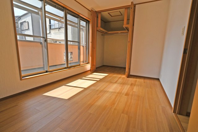 寝屋川市平池町中古一戸建て│4LDK＋駐車1台可の子供部屋|洋室約6.7帖
お子さまの成長に合わせて、学習机やベッドを無理なくレイアウトできる居室です。