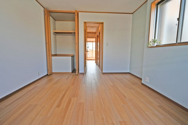 寝屋川市平池町中古一戸建て│4LDK＋駐車1台可の寝室|ライフスタイルに合わせてベッドや収納家具をレイアウトしやすい、使い勝手の良い居室です。