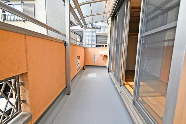 寝屋川市平池町中古一戸建て│4LDK＋駐車1台可のバルコニー|ゆとりあるバルコニーを設けているため、洗濯物の量が多い日でもゆとりを持って干すことができます。