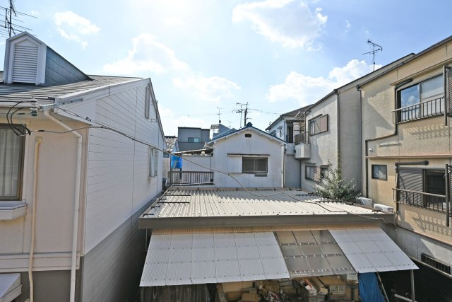 寝屋川市平池町中古一戸建て│4LDK＋駐車1台可の展望|2ヶ所にベランダを設けているため、洗濯物の量が多い日でもゆとりを持って干すことができます。