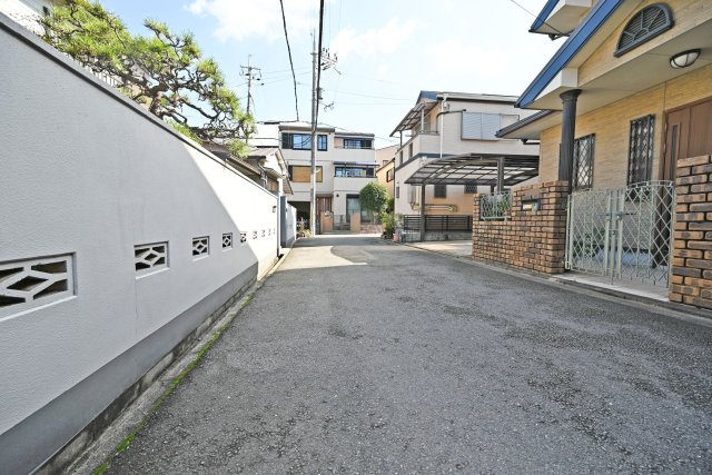 寝屋川市平池町中古一戸建て│4LDK＋駐車1台可の前面道路含む現地写真|周辺にスーパー・コンビニがあり、生活施設が身近にそろった利便性の高い住環境です。