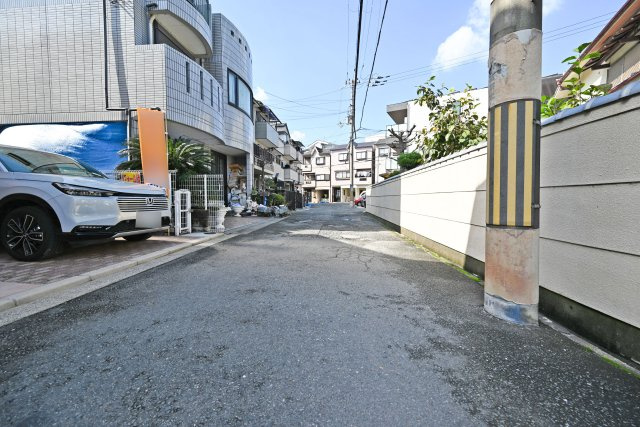寝屋川市平池町中古一戸建て│4LDK＋駐車1台可の前面道路含む現地写真|近隣に小・中学校が揃っており、お子さまの毎日の通学も安心です。