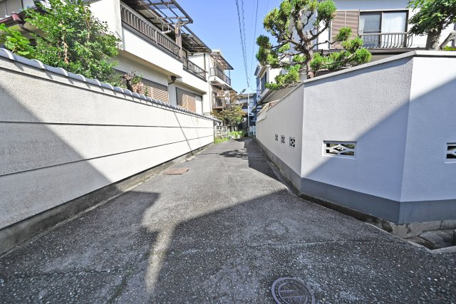 寝屋川市平池町中古一戸建て│4LDK＋駐車1台可の周辺|周囲は落ち着きのある住宅街となっており、慌ただしい日常から離れてゆっくりと暮らせる住環境が魅力です。
