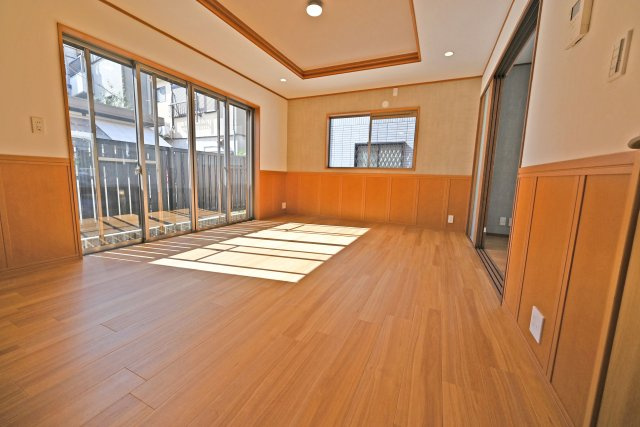 寝屋川市平池町中古一戸建て│4LDK＋駐車1台可の居間・リビング|飽きのこない落ち着いた内装は、さまざまなデザインや色合いの家具と相性良好。お気に入りのアイテムを取り入れながら、理想のお部屋にコーディネートできます。