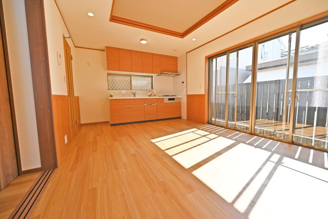 寝屋川市平池町中古一戸建て│4LDK＋駐車1台可の居間・リビング|キッチンとリビングに一体感を持たせ、家族のコミュニケーションがとりやすい設計です。