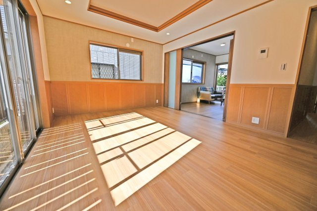 寝屋川市平池町中古一戸建て│4LDK＋駐車1台可のダイニング|人が集まりたくなる開放的な空間が、毎日の暮らしをより豊かに彩ります。