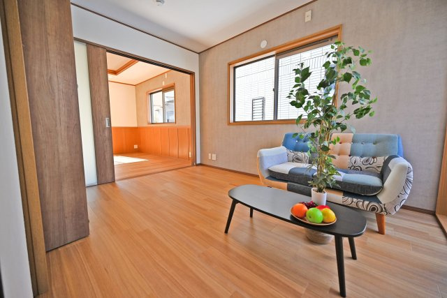 寝屋川市平池町中古一戸建て│4LDK＋駐車1台可の洋室|引き戸を閉めることでリビングを分離でき、急な来客にも対応しやすい間取りです。