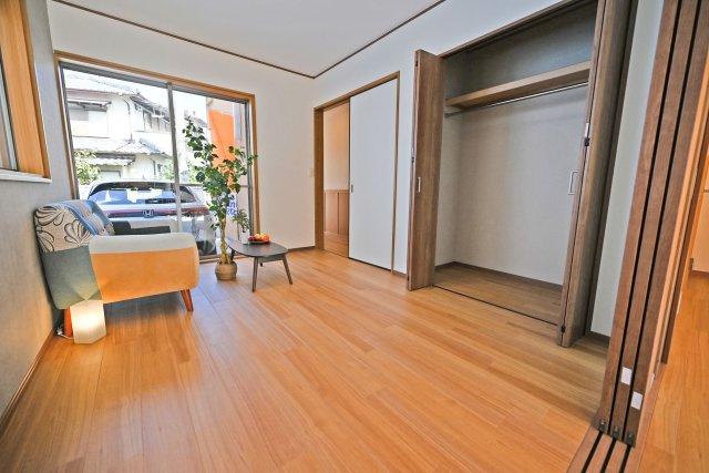 寝屋川市平池町中古一戸建て│4LDK＋駐車1台可の収納|収納力のあるクローゼット付きで、上部棚には収納ボックスを使って季節物も整理できます。