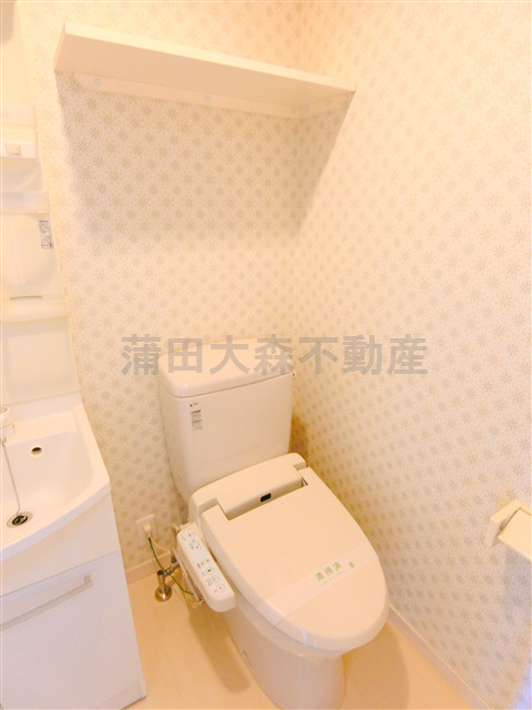 エアフレックス羽田のトイレ|棚と温水洗浄便座付きのトイレ