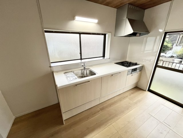 古河市上辺見 2期 リフォーム物件　のキッチン|〇キッチン〇
 リフォーム済みシステムキッチン♪ 窓付きで手元は明るく（＾＾）三口コンロでお料理の準備も捗ります（＾＾）
2026年10月撮影