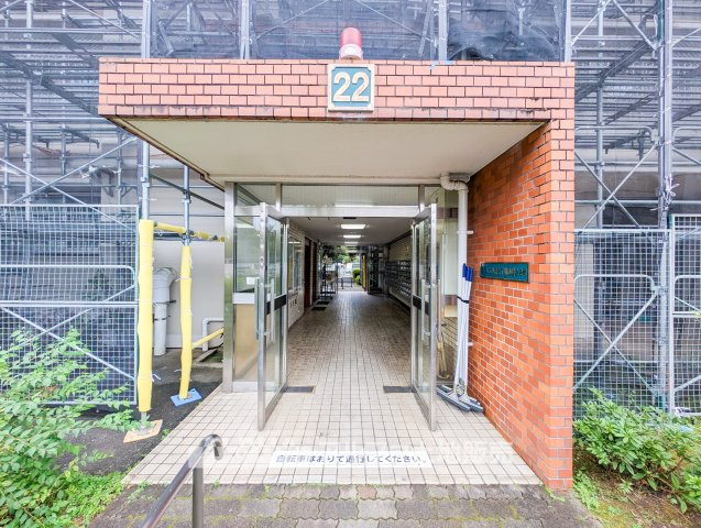 昭島つつじが丘ハイツ北の外観|【Urban Living】◆昭島駅徒歩12分◆JR青梅線「昭島」駅まで徒歩12分。通勤や通学、お出かけにも便利な立地で、駅周辺の商業施設も利用しやすい住環境です。
