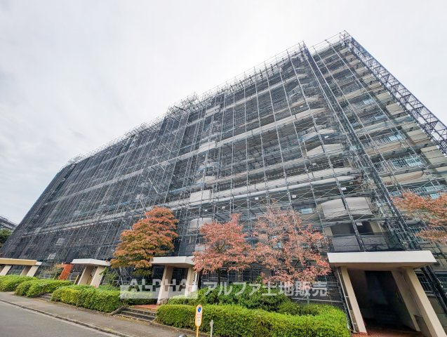 昭島つつじが丘ハイツ北の外観|【Comfortable Life】◆買い物施設も充実◆モリタウンまで約550m。日用品のお買い物から休日のショッピングまで、暮らしを彩る施設が身近に揃っています。