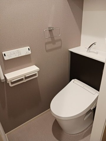 【トイレ】 | サンセレヴェ橋本 | 落ち着いた色調のトイレです