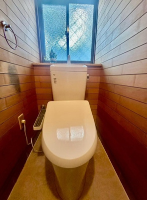 【トイレ】 | 西宮市柏堂西町　中古戸建 | トイレには快適な温水洗浄便座付き