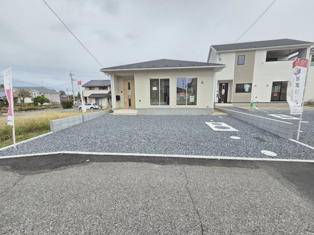 新築　大泉町寄木戸第18　5号棟　Cradle Gardenの駐車場|現地写真　駐車は建物南側に並列3台可能です！