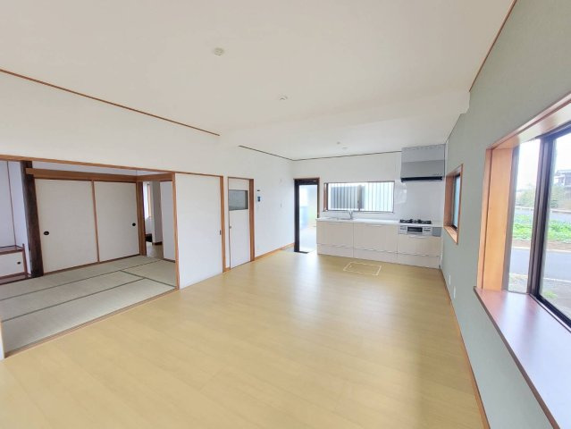 【KEM】栃木市大平町1期　の居間・リビング|〇LDK13.7帖〇
家具が配置しやすい縦長のリビングダイニング。お隣の和室の扉を開けばさらに開放的な大空間が広がります。
※2026年10月撮影