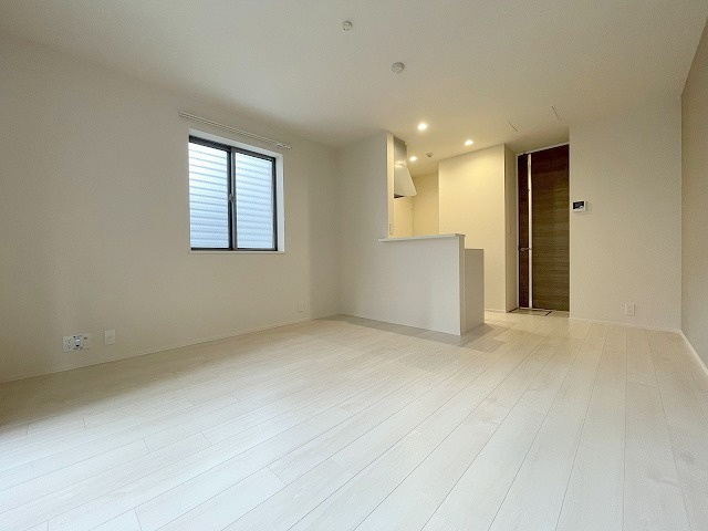 ドルミ池尻の居間・リビング|★キレイなフローリングの角部屋です★