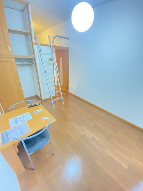 尼崎市南武庫之荘９丁目のアパートの居間・リビング|こちらのリビングで趣味の時間をお楽しみください