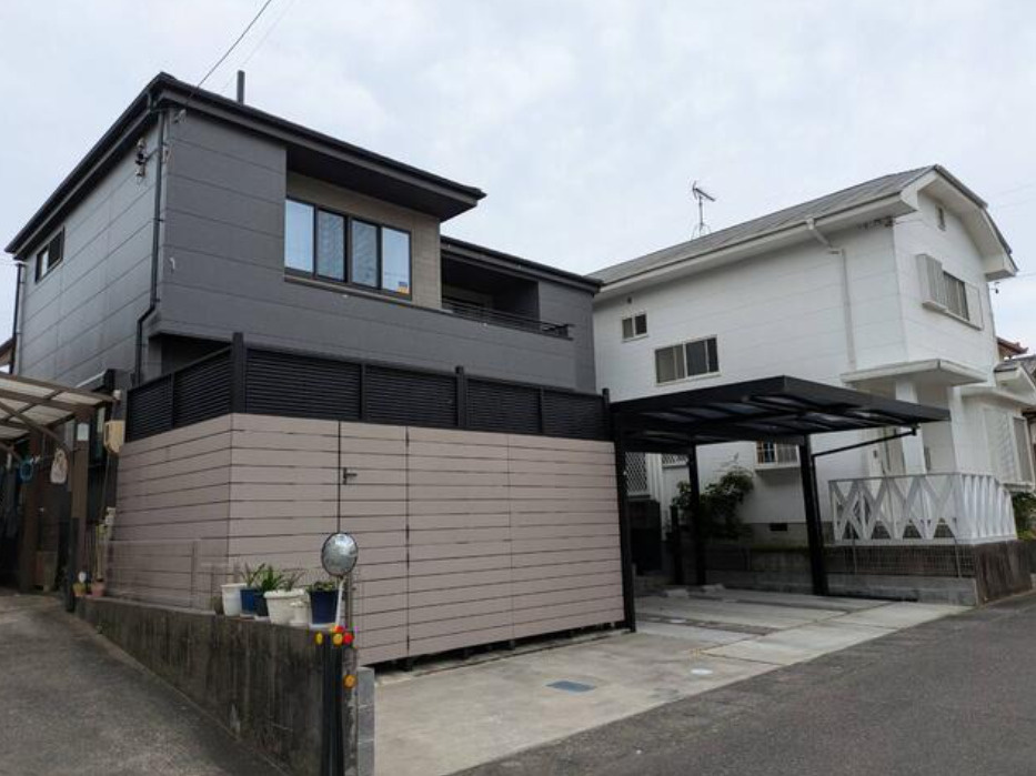 売中古戸建　静岡市駿河区国吉田１丁目の外観|2022年8月築の築浅住宅！落ち着いたダークカラーの外観が印象的。カーポート付きの駐車スペースも魅力