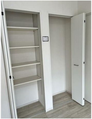 売中古戸建　静岡市駿河区国吉田１丁目の収納|棚付き収納とゆとりある収納スペースを設置。日用品や掃除道具など、用途に合わせてすっきり整理できます。