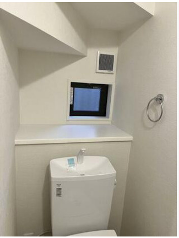 売中古戸建　静岡市駿河区国吉田１丁目のトイレ|小窓付きで換気にも配慮されたトイレ。手洗い付きタンクを備え、白を基調とした清潔感のある空間です。