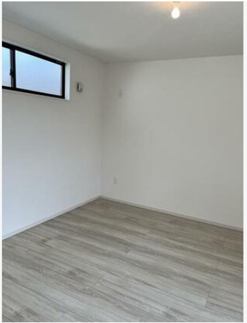 売中古戸建　静岡市駿河区国吉田１丁目の洋室|高い位置に設けられた窓が特徴の洋室。壁面を広く使えるため、ベッドやデスクなど家具の配置にも便利です。