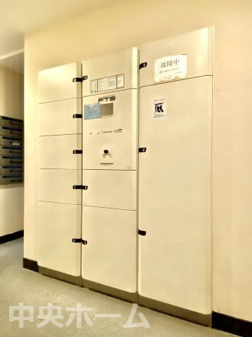 アドバンスステージ田端参番館の設備|【宅配ボックス】在宅時・不在時に関わらず、居住者の代わりに非対面で宅配物を受け取ってくれる便利な設備です。わかりやすくご説明致しますので見学時にはお部屋だけではなく共用部分もぜひチェックしてください。