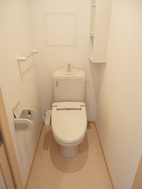 サン・ヒルズＥのトイレ|落ち着いた色調のトイレです