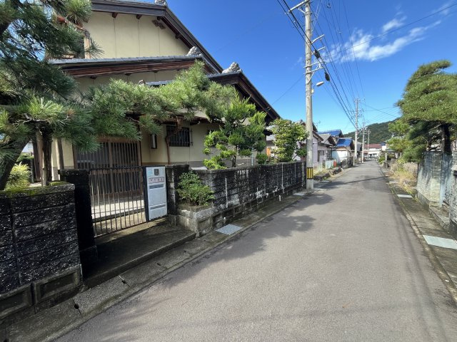 中古住宅　三田洞東２丁目の前面道路含む現地写真