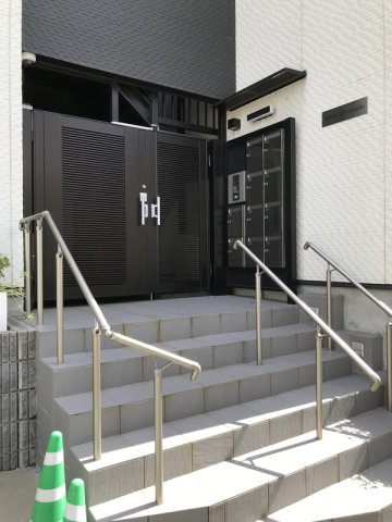 板橋区本町のアパートのエントランス