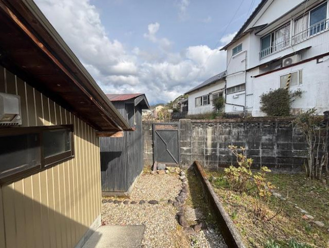 「オール電化住宅」香美市香北町美良布　中古一戸建ての庭|別棟の倉庫と畑があるので、本格的な家庭菜園を楽しめます♪