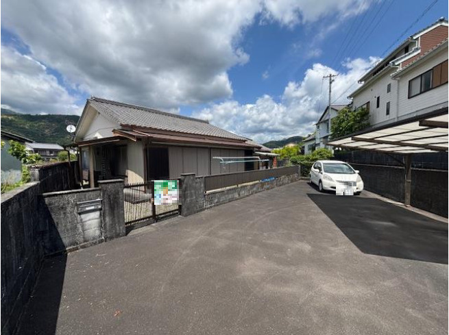 「オール電化住宅」香美市香北町美良布　中古一戸建ての駐車場|駐車スペースも広々♪3台以上駐車可能です◎