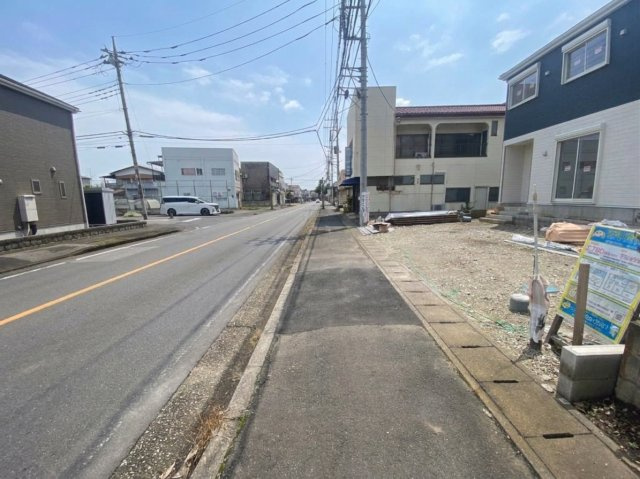 【Cradle garden】真岡市荒町 第14 全3棟の前面道路含む現地写真|〇3号棟・前面道路〇
広々11ｍの前面道路で、駐車もラクラク♪
歩道付きで車通りも穏やか☆子育て世代にも嬉しい安心の住環境です。
※2026年10月撮影