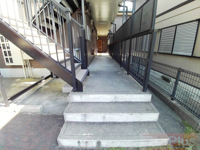 神戸市灘区篠原南町２丁目のアパートのエントランス