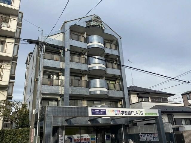 アースビルの外観