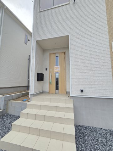 新築　大泉町寄木戸第18　1号棟　Cradle Gardenの玄関|現地写真　TVモニタードアホン付きなので防犯面も安心です！