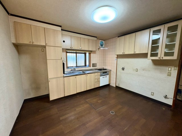 「約13.5帖の広々土間付き6SDK住宅」土佐山田町秦山町　中古戸建のキッチン|たっぷりの収納を備えたダイニングキッチン♪