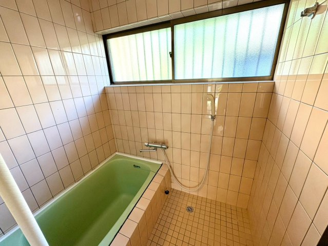 「約13.5帖の広々土間付き6SDK住宅」土佐山田町秦山町　中古戸建の浴室|お風呂には陽の光も差し込みます♪