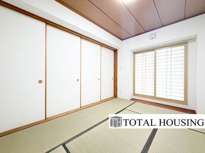 【和室】 | ヴィルヌーブ山鼻ⅢB | 和室　約6.5帖
LDKと繋がる和室は、お子様の遊び部屋や、来客時の就寝部屋として利用でき便利です。襖を開放すれば、広々空間として一体利用が可能◎押入れが備えられ、布団なども収納できます。