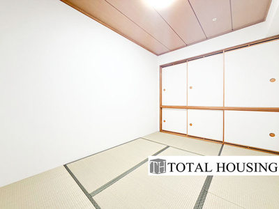 【和室】 | ヴィルヌーブ山鼻ⅢB | 和室　約6.5帖
一室和室が備わっています。畳の香りと落ち着いた雰囲気が魅力で、リラックスした時間を過ごせます。和の趣を感じる特別な空間をお楽しみください。