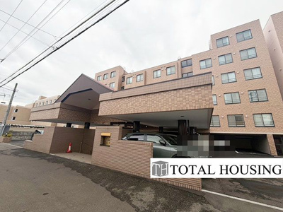 【外観】 | ヴィルヌーブ山鼻ⅢB | 落ち着いた佇まいが魅力のマンションで、帰宅するたびにほっとする安らぎが感じられます。高級感と清潔感が漂う外観が、暮らしに彩りを添えてくれる住まいです。
